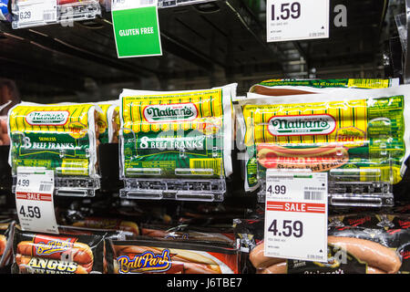 Paquets de nathans's célèbre marque hot dog dans le réfrigérateur de l'article d'une épicerie Banque D'Images