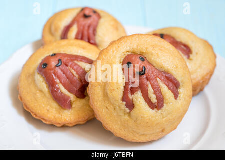 Nourriture drôle pour enfants. Cornbread muffins avec mignon chiens maïs saucisse pieuvre snack Banque D'Images