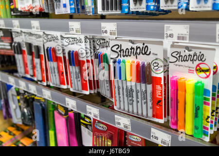 Paquets de Sharpie marqueurs permanents marque colorée sur l'écran dans un magasin Banque D'Images