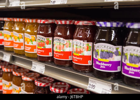 Rangées de confiture de fruits de la marque de confiture sur des étagères dans un magasin d'épicerie Banque D'Images