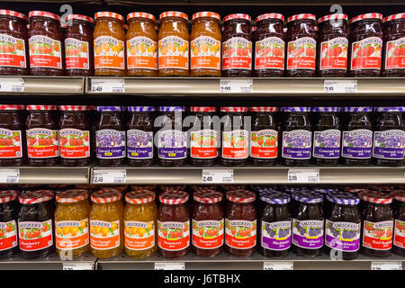 Rangées de confiture de fruits de la marque de confiture sur des étagères dans un magasin d'épicerie Banque D'Images