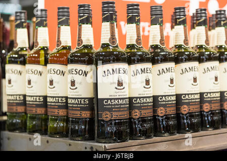 Bouteilles de whiskey Jameson en exposition et en vente à un magasin d'alcool Banque D'Images