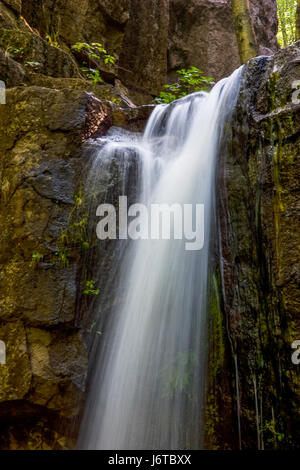 L'ouest des États-Unis a beaucoup de belles chutes d'eau qui sont à l'intérieur de courtes randonnées sur les routes. Hedge Creek en Californie est spectaculaire. Banque D'Images