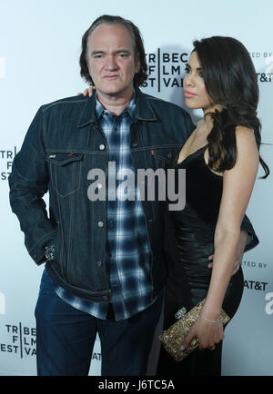 New York, NY USA - 28 Avril 2017 : Quentin Tarantino et la chanteuse/actrice Daniella assister à la sélection réservoir Dogs Le dépistage au cours de 2017 Tribeca Film Festival at Beacon Theatre Banque D'Images