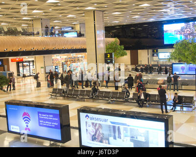 L'aéroport international Heydar Aliyev de Bakou, Azerbaïdjan, le hall d'arrivée et le traitement des bagages Banque D'Images