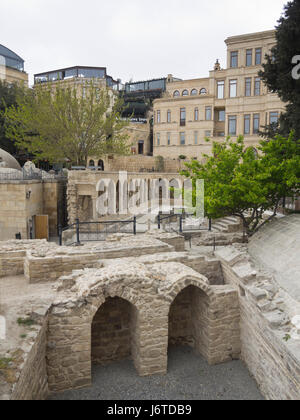 La vieille ville de Bakou, Icheri Sheher, ville entourée de remparts, UNESCO World Heritage site, passerelle piétonne dans le reste Banque D'Images