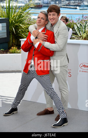 Cannes, France. 21 mai, 2017. CANNES, FRANCE. 21 mai 2017 : John Cameron Mitchell & Alex forte au photocall pour 'Comment parler aux filles à Parties' à la 70e Festival de Cannes, Cannes, France. Crédit photo : Sarah Stewart/Alamy Live News Banque D'Images