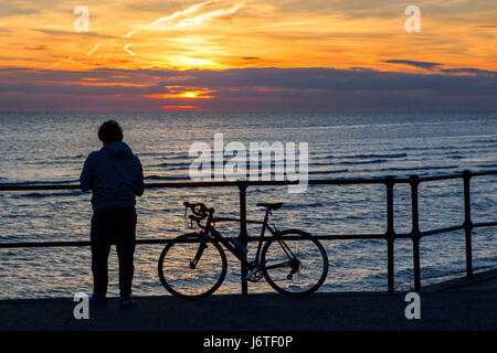 Crosby, Merseyside. 21 mai 2017. Météo britannique. Les gens regardent le coucher du soleil sur la mer d'Irlande de Crosby Coastal Park dans le Merseyside. Après un gris terne jour au cours de la nord-ouest de l'Angleterre, l'épais nuages étaient finalement rompu pour terminer la journée avec un peu de soleil et des températures plus douces. Credit : Cernan Elias/Alamy Live News Banque D'Images