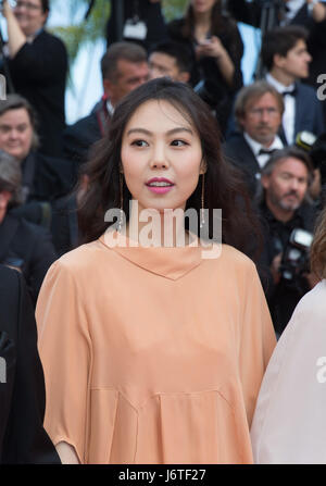 Cannes, France. 21 mai, 2017. L'actrice sud-coréen Kim Min-hee pose sur le tapis rouge pour la projection du film 'La Meyerowitz Stories' en compétition au 70e Festival International du Film de Cannes à Cannes, France, le 21 mai 2017. Credit : Xu Jinquan/Xinhua/Alamy Live News Banque D'Images