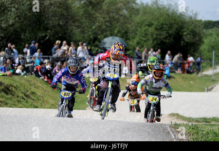 Bike Park de Bournemouth, Dorset, UK. 21 mai, 2017. Les jeunes coureurs dans la catégorie 10 ans course au soleil au Parc de vélo de Bournemouth lors de la ronde 6 de la série régionale de BMX du Sud 2017. Crédit : David Partridge/Alamy Live News Banque D'Images