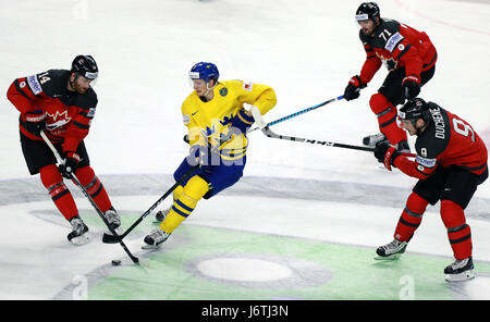 Cologne, Allemagne. 21 mai, 2017. Le suédois John Klingberg (2e L) au cours de l'EDDV 2017 Championnat du monde de hockey 2009 finale contre le Canada à Cologne, Allemagne, le 21 mai 2017. La Suède a gagné 2-1 et a réclamé le titre. Credit : Luo Huanhuan/Xinhua/Alamy Live News Banque D'Images