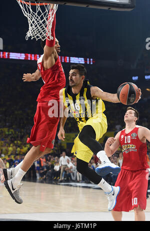 Istanbul. 21 mai, 2017. Kostas Sloukas (C) de Fenerbahce Istanbul passe le ballon au cours de la finale de l'Euroligue de basket-ball tournoi contre l'Olympiakos Le Pirée à Istanbul, Turquie le 21 mai 2017. Fenerbahce Istanbul a remporté le champion par 80-64. Crédit : Il Canling/Xinhua/Alamy Live News Banque D'Images