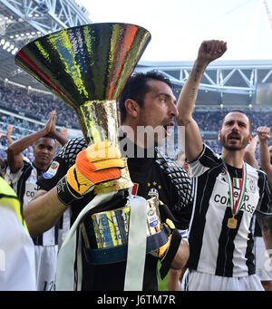 Turin, Italie. 21 mai, 2017. La Juventus' gardien Gianluigi Buffon détient le trophée pour célébrer l'obtention de la Serie A italienne 2016-2017 après le match entre la Juventus de Turin et Crotone, Italie, le 21 mai 2017. Credit : Alberto Lingria/Xinhua/Alamy Live News Banque D'Images