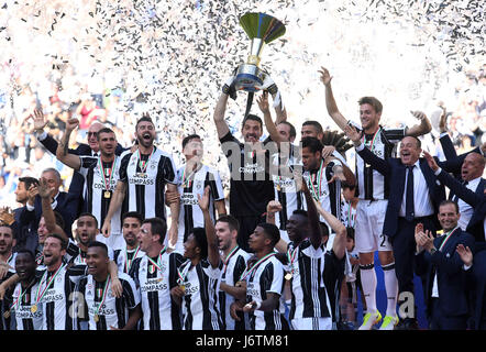 Turin, Italie. 21 mai, 2017. Les joueurs de la Juventus célébrer remportant la Serie A italienne 2016-2017 après le match entre la Juventus de Turin et Crotone, Italie, le 21 mai 2017. Credit : Alberto Lingria/Xinhua/Alamy Live News Banque D'Images