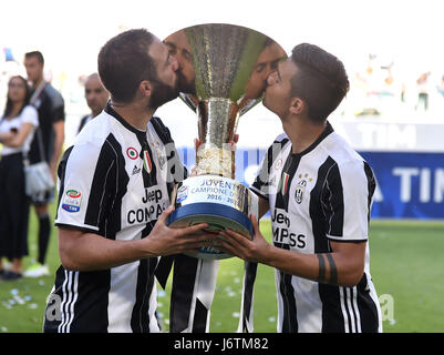 Turin, Italie. 21 mai, 2017. La Juventus' Gonzalo Higuain (L) et Paulo Dybala kiss le trophée pour célébrer l'obtention de la Serie A italienne 2016-2017 après le match entre la Juventus de Turin et Crotone, Italie, le 21 mai 2017. Credit : Alberto Lingria/Xinhua/Alamy Live News Banque D'Images