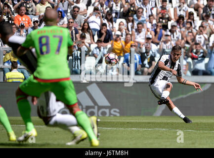 Turin, Italie. 21 mai, 2017. La Juventus' Paulo Dybala (R) marque le deuxième but au cours de la Serie A italienne match de foot entre Crotone et la Juventus de Turin, Italie, le 21 mai 2017. Credit : Alberto Lingria/Xinhua/Alamy Live News Banque D'Images