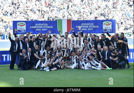 Turin, Italie. 21 mai, 2017. Les joueurs de la Juventus célébrer remportant la Serie A italienne 2016-2017 après le match entre la Juventus de Turin et Crotone, Italie, le 21 mai 2017. Credit : Alberto Lingria/Xinhua/Alamy Live News Banque D'Images