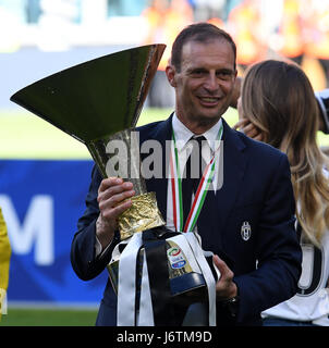 Turin, Italie. 21 mai, 2017. La Juventus, l'entraîneur-chef des Massimiliano Allegri détient le trophée pour célébrer l'obtention de la Serie A italienne 2016-2017 après le match entre la Juventus de Turin et Crotone, Italie, le 21 mai 2017. Credit : Alberto Lingria/Xinhua/Alamy Live News Banque D'Images