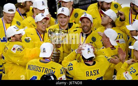 Cologne, Allemagne. 21 mai, 2017. Les joueurs suédois célèbrent leur victoire à la fin de Championnat du Monde de Hockey sur glace match final entre le Canada et la Suède dans la Lanxess Arena de Cologne, Allemagne, 21 mai 2017. Photo : Monika Skolimowska/dpa/Alamy Live News Banque D'Images