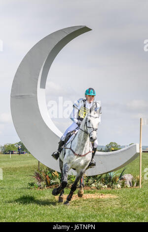 Le château de Rockingham, Corby, Royaume-Uni. 21 mai, 2017. L'Australien Andrew Hoy et son cheval en forme de croissant clair Basmati obstacle sur une journée ensoleillée au cours de la phase de cross-country le Rockingham International Horse Trials dans le parc du château de Norman à Rockingham, Corby, l'Angleterre le 21 mai 2017. Credit : miscellany/Alamy Live News Crédit : miscellany/Alamy Live News Banque D'Images