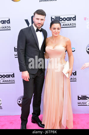 Las Vegas, Nevada, USA. 21 mai, 2017. La chanteuse de country Sam Hunt et femme Hannah Lee Fowler assister au Billboard Music Awards 2017 le 21 mai 2017 à T-Mobile Arena de Las Vegas, Nevada. Crédit : Marcel Thomas/ZUMA/Alamy Fil Live News Banque D'Images