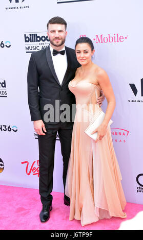 Las Vegas, Nevada, USA. 21 mai, 2017. La chanteuse de country Sam Hunt et femme Hannah Lee Fowler assister au Billboard Music Awards 2017 le 21 mai 2017 à T-Mobile Arena de Las Vegas, Nevada. Crédit : Marcel Thomas/ZUMA/Alamy Fil Live News Banque D'Images