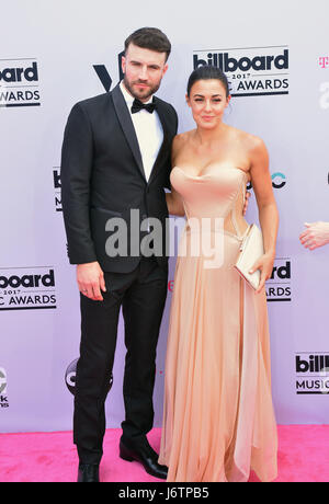 Las Vegas, Nevada, USA. 21 mai, 2017. La chanteuse de country Sam Hunt et femme Hannah Lee Fowler assister au Billboard Music Awards 2017 le 21 mai 2017 à T-Mobile Arena de Las Vegas, Nevada. Crédit : Marcel Thomas/ZUMA/Alamy Fil Live News Banque D'Images