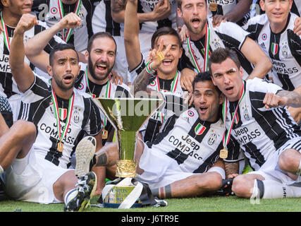 Turin, Italie. 21 mai, 2017. Groupe de l'équipe Juventus Football/soccer : Juventus joueurs célèbrent leur sixième titre de ligue avec le trophée après l'Italien 'Serie' un match entre la Juventus 3-0 FC Crotone au Juventus Stadium à Turin, Italie . Credit : Maurizio Borsari/AFLO/Alamy Live News Banque D'Images