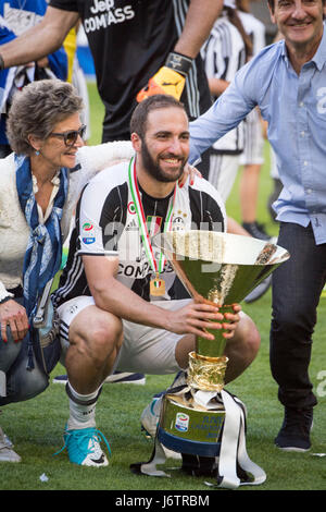 Turin, Italie. 21 mai, 2017. Gonzalo Higuain (Juventus) Football/soccer : Gonzalo Higuain de Juventus célèbre leur sixième titre de ligue avec le trophée après l'Italien 'Serie' un match entre la Juventus 3-0 FC Crotone au Juventus Stadium à Turin, Italie . Credit : Maurizio Borsari/AFLO/Alamy Live News Banque D'Images