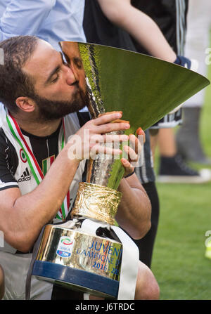 Turin, Italie. 21 mai, 2017. Gonzalo Higuain (Juventus) Football/soccer : Gonzalo Higuain de Juventus célèbre leur sixième titre de ligue avec le trophée après l'Italien 'Serie' un match entre la Juventus 3-0 FC Crotone au Juventus Stadium à Turin, Italie . Credit : Maurizio Borsari/AFLO/Alamy Live News Banque D'Images