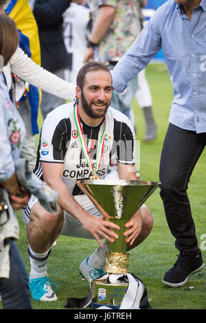 Turin, Italie. 21 mai, 2017. Gonzalo Higuain (Juventus) Football/soccer : Gonzalo Higuain de Juventus célèbre leur sixième titre de ligue avec le trophée après l'Italien 'Serie' un match entre la Juventus 3-0 FC Crotone au Juventus Stadium à Turin, Italie . Credit : Maurizio Borsari/AFLO/Alamy Live News Banque D'Images