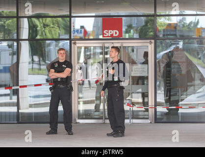 Berlin, Allemagne. 22 mai, 2017. Deux policiers montent la garde devant le siège du Parti Social-démocrate d'Allemagne à Berlin, capitale de l'Allemagne, le 22 mai 2017. Le siège du Parti Social-démocrate (SPD) de Berlin a été évacuée le lundi après l'objet suspect a été trouvé dans l'immeuble, médias allemands Focus en ligne signalé. Credit : Shan Yuqi/Xinhua/Alamy Live News Banque D'Images