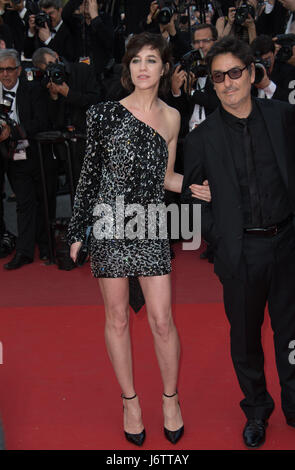 Cannes, France. 21 mai, 2017. Charlotte Gainsbourg & Yvan Attal à la première de 'l'Meyerowitz Stories' à la 70e Festival de Cannes, Cannes, France. Crédit photo : Sarah Stewart/Alamy Live News Banque D'Images