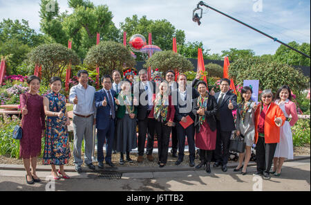 Le Royal Hospital Chelsea, London, UK. 22 mai, 2017. L'assemblée annuelle de la pinnacle calendriers horticoles, la RHS Chelsea Flower Show, preview journée avec des stars en visite. Jardin Silk Road, Chengdu, Chine et de l'équipe. Credit : Malcolm Park editorial/Alamy Live News. Banque D'Images