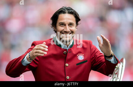 Munich, Allemagne. 20 mai, 2017. Ancien joueur de Munich Luca Toni à la fin de la Bundesliga match de football entre le Bayern Munich et SC Freiburg en thr Allianz Arena de Munich, Allemagne, 20 mai 2017. (À L'ATTENTION DES RÉDACTEURS : service de fil utiliser uniquement avec l'autorisation.) Photo : Thomas Eisenhuth/dpa-Zentralbild/ZB/dpa/Alamy Live News Banque D'Images