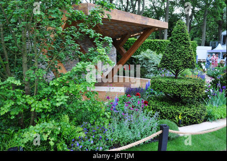 Londres, Royaume-Uni. 22 mai, 2017. Le Jardin de Morgan Stanley (conçu par Chris Eugène Riedweg), l'un des beaux et élégants jardins afficher sur l'affichage à l'2017 RHS Chelsea Flower Show qui a ouvert ses portes aujourd'hui dans les 11 acres de terrain de l'Hôpital Royal de Chelsea, Londres, Royaume-Uni. Depuis 1913, les cinq jours de l'événement est le plus prestigieux et le jardin de fleurs au Royaume-Uni, et peut-être dans le monde, et attire environ 165 000 visiteurs chaque année. Billets pour le salon de cette année vendu près de deux semaines avant l'ouverture. Crédit : Michael Preston/Alamy Live News Banque D'Images