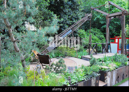 Londres, Royaume-Uni. 22 mai, 2017. Le Walker's Wharf (le jardin conçu par Graham Bodle), un des neuf beaux et élégants jardins Artisan sur l'affichage à l'2017 RHS Chelsea Flower Show qui a ouvert ses portes aujourd'hui, Londres, Royaume-Uni. Jardins Artisan revitaliser les dessins traditionnels, matériaux et méthodes avec de nouvelles approches à l'artisanat et de l'artisanat. Représentant les plus originaux et inspirants conçoit, ces petits jardins mettre une touche moderne au rustique intemporel des idées. Crédit : Michael Preston/Alamy Live News Banque D'Images