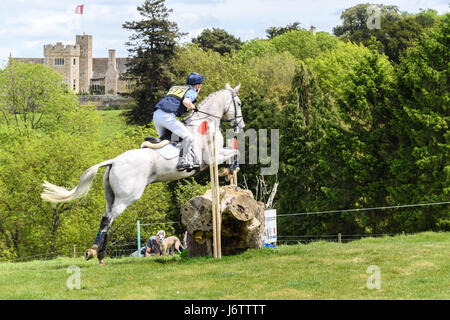 Le château de Rockingham, Corby, Royaume-Uni. 21 mai, 2017. Jack Ashworth et son cheval Kafka effacer un obstacle de journal avec le château de Rockingham en arrière-plan sur une journée ensoleillée au cours de la phase de cross-country le Rockingham International Horse Trials dans le parc du château normand à Rockingham, Corby, l'Angleterre le 21 mai 2017. Credit : miscellany/Alamy Live News Banque D'Images