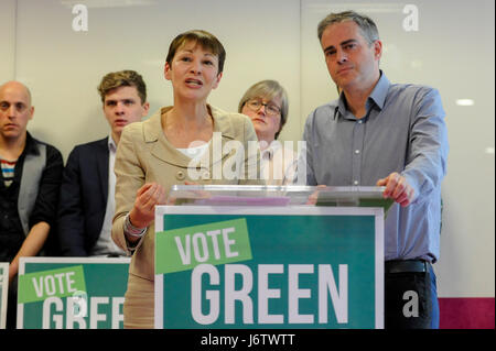 Londres, Royaume-Uni. 22 mai 2017. Caroline Lucas et Jonathan Bartley, co-responsables du Parti vert, lancer le manifeste du parti en vue de la prochaine élection générale, lors d'une conférence de presse au centre de Londres. Crédit : Stephen Chung / Alamy Live News Banque D'Images