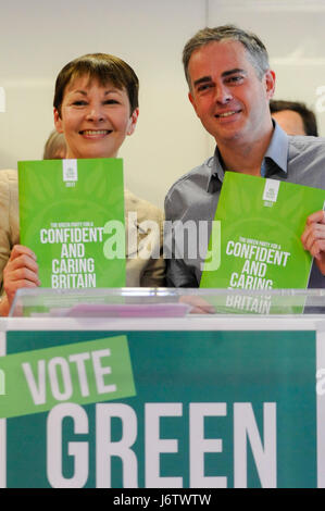 Londres, Royaume-Uni. 22 mai 2017. Caroline Lucas et Jonathan Bartley, co-responsables du Parti vert, lancer le manifeste du parti en vue de la prochaine élection générale, lors d'une conférence de presse au centre de Londres. Crédit : Stephen Chung / Alamy Live News Banque D'Images