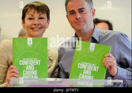 Londres, Royaume-Uni. 22 mai 2017. Caroline Lucas et Jonathan Bartley, co-responsables du Parti vert, lancer le manifeste du parti en vue de la prochaine élection générale, lors d'une conférence de presse au centre de Londres. Crédit : Stephen Chung / Alamy Live News Banque D'Images