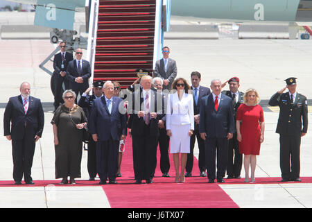 Tel Aviv, Israël. 22 mai, 2017. Le Président américain Donald Trump (avant, 4e L) arrive à l'aéroport international Ben Gurion de Tel Aviv, Israël, le 22 mai 2017. Trump a arrivé à l'aéroport Ben Gourion de Tel-Aviv, de lancer sa deuxième partie de la visite au Moyen-Orient en Israël et Palestine. Credit : Gil Cohen Magen/Xinhua/Alamy Live News Banque D'Images