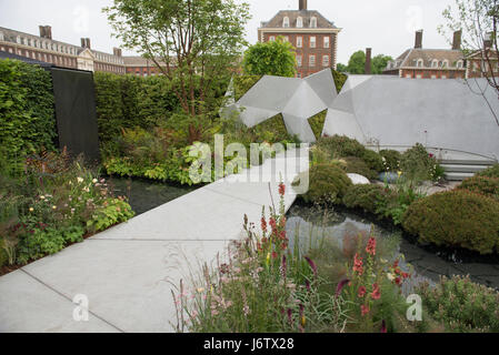 Le Royal Hospital Chelsea, London, UK. 22 mai, 2017. L'assemblée annuelle de la pinnacle calendriers horticoles, la RHS Chelsea Flower Show, preview journée avec des stars en visite. La texture de la vigne Jeremy jardin, se sentir bien Jardin catégorie. Credit : Malcolm Park editorial/Alamy Live News. Banque D'Images