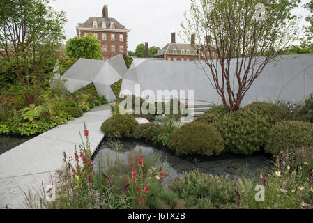 Le Royal Hospital Chelsea, London, UK. 22 mai, 2017. L'assemblée annuelle de la pinnacle calendriers horticoles, la RHS Chelsea Flower Show, preview journée avec des stars en visite. La texture de la vigne Jeremy jardin, se sentir bien Jardin catégorie. Credit : Malcolm Park editorial/Alamy Live News. Banque D'Images