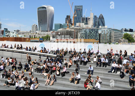 Londres, Royaume-Uni. 22 mai, 2017. Ville travailleurs passent dans le midi sous le soleil et le temps chaud sur London Riverside car les températures sont appelées à progresser dans le milieu 20 celsius. Credit : amer ghazzal/Alamy Live News Banque D'Images