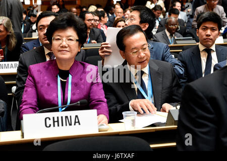 (170522) -- GENÈVE, 22 mai 2017 (Xinhua) -- Li Bin (1re L), chef de la délégation chinoise et ministre de la Santé nationale et la planification familiale, la commission assiste à l'ouverture de la 70e Assemblée mondiale de la santé, à Genève, Suisse, le 22 mai 2017. (Xinhua/Alain Grosclaude) (DTF) Banque D'Images