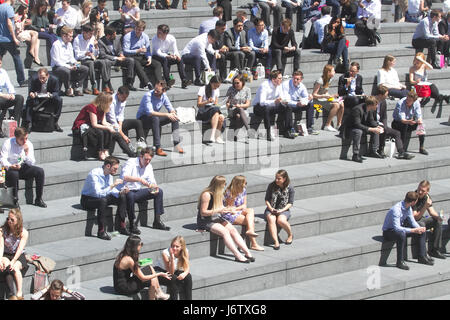 Londres, Royaume-Uni. 22 mai, 2017. Ville travailleurs passent dans le midi sous le soleil et le temps chaud sur London Riverside car les températures sont appelées à progresser dans le milieu 20 celsius. Credit : amer ghazzal/Alamy Live News Banque D'Images