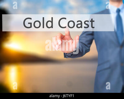 Gold Coast - main homme d'appui bouton sur l'interface de l'écran tactile. Le commerce, la technologie, internet concept. Stock Photo Banque D'Images