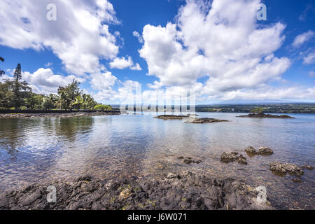 Une communauté dynamique, scenic Hawaiian cove avec des vagues lave-shore met en lumière le climat tropical et l'apparence de paradis. Banque D'Images