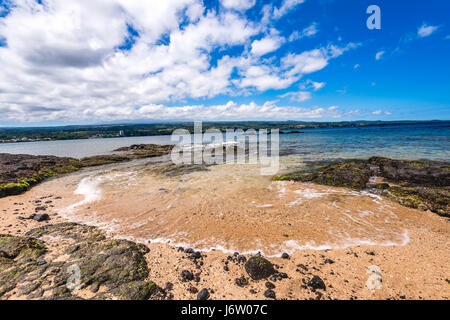 Une communauté dynamique, scenic Hawaiian cove avec des vagues lave-shore met en lumière le climat tropical et l'apparence de paradis. Banque D'Images